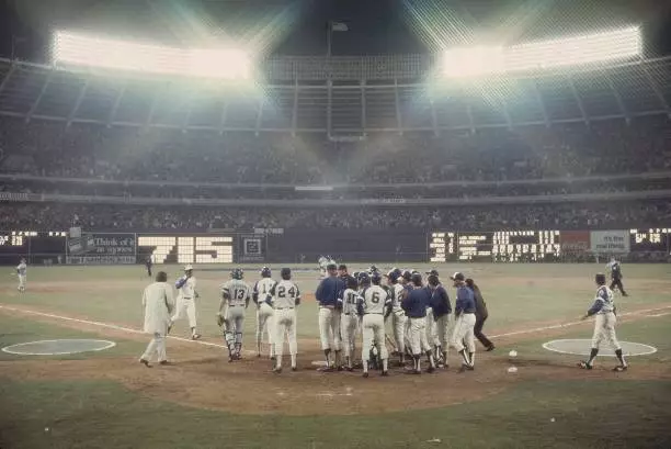 Atlanta Braves Hank Aaron victorious with team after hitting 715th - Old Photo 1