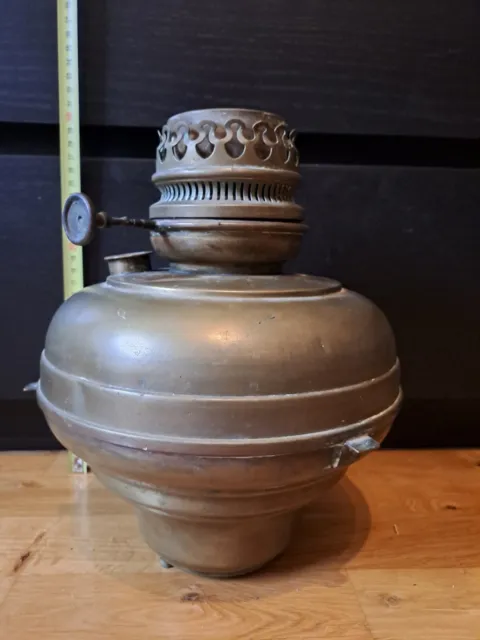 Große antike Petroleumtischlampe ohne Galszylinder