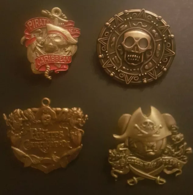 Lot de 4 Pin's Disney Pirates of the Carribbean Skull dont 1 EL500 et 1 Mickey