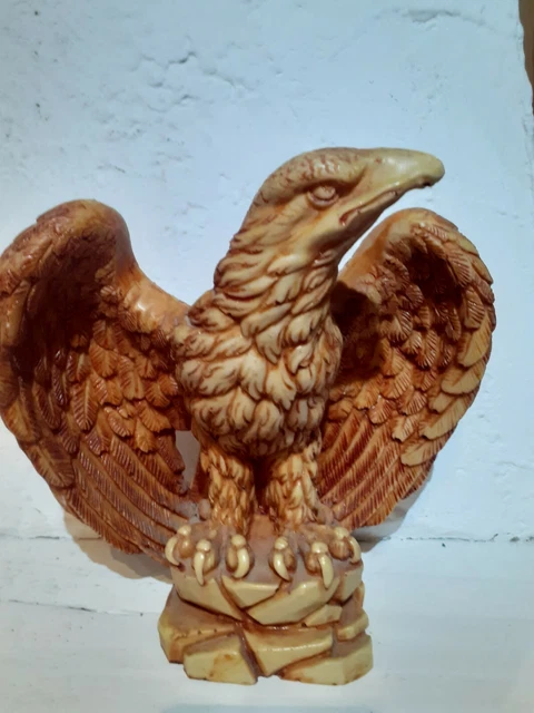 A Superbe Sculpture Aigle Imperial En Albatre.Sculpture bas-reliefs signée A....