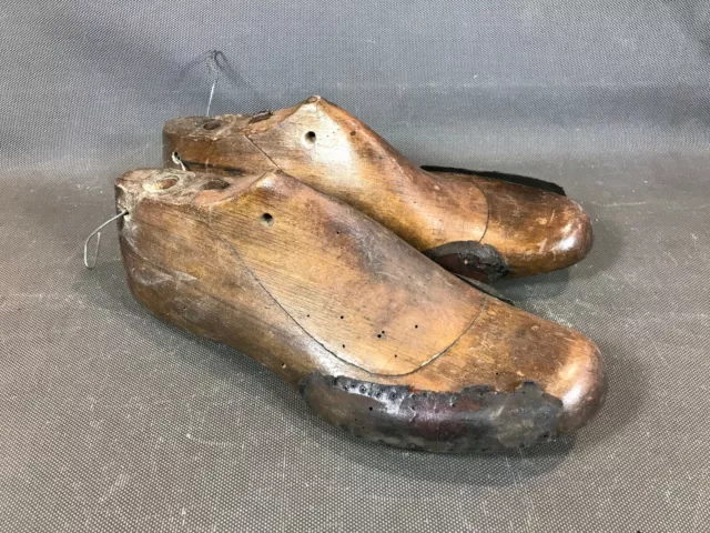 Ancienne paire d'embauchoirs formes de chaussures en bois outil de cordonnier
