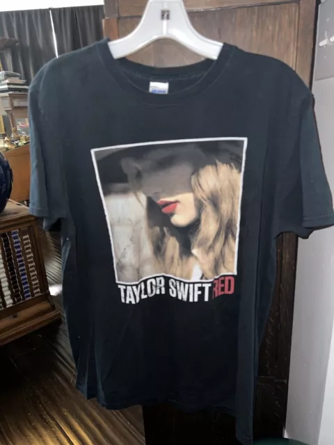 Taylor Swift 2013 Red Tour Concert Graphic T Shirt LG Gilden Soft Style Vtg