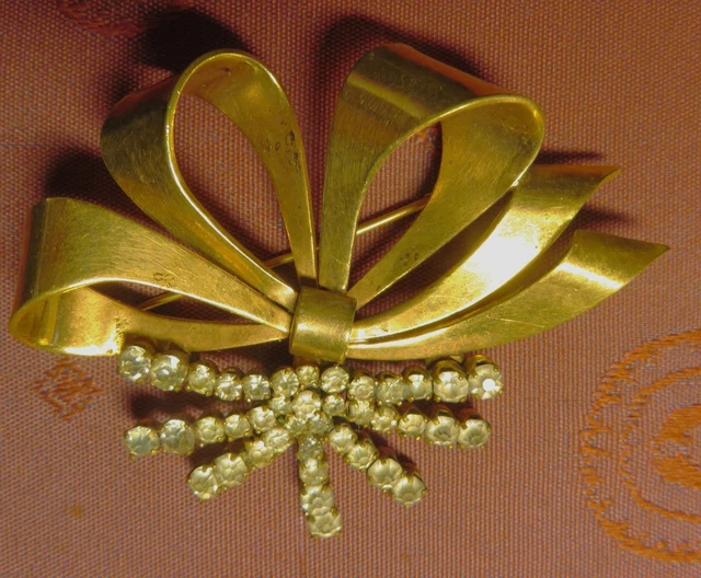 Broche Ancienne En Métal Plaqué Or Et Strass Multicolore - Signée DAG - Occasion TBE
