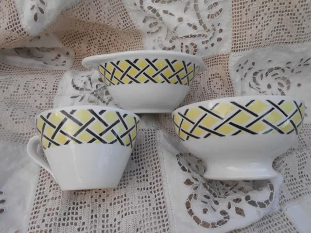 bols et tasse anciens décor géométrique , croisillons jaune et noir Badonviller