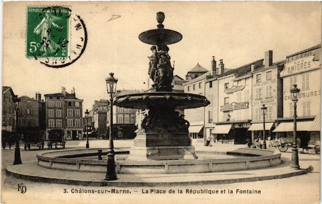 CPA CHALONS-sur-MARNE La Place de la Republique et la Fontaine (490966)