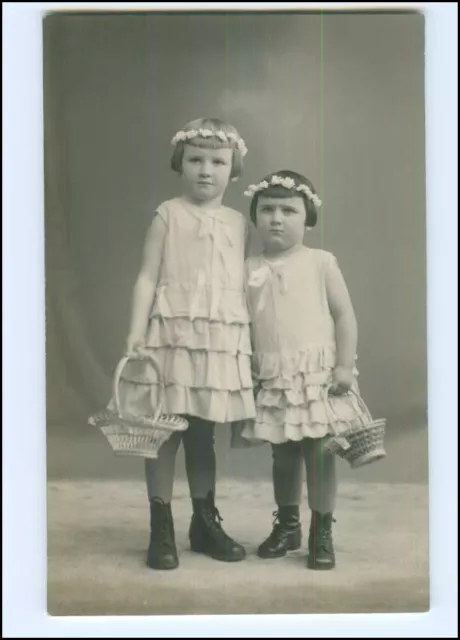 Y23191/ Zwei kleine Mädchen mit Blumenkranz Foto AK ca.1910