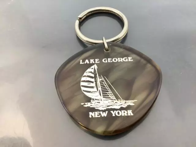 Vintage Souvenir Keyring LAKE GEORGE NY USA Keychain SAILBOAT Ancien Porte-Clés