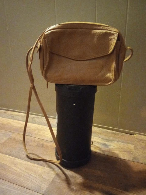 Amanda Smith  Light  Beige Leather Crossbody Clutch Handbag.    Size 8x11