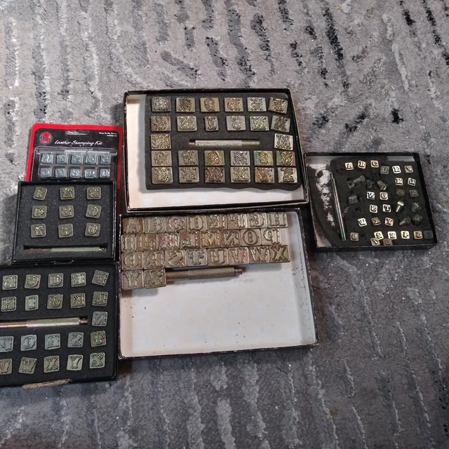 Lote grande de colección de Craftool Co. Herramientas de alfabeto con cajas originales letras y números
