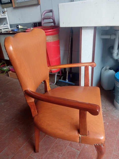 Poltroncina antiquariato. Legno e pelle
