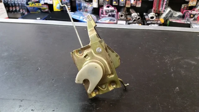 Cerradura Interna Para Puerta Derecha De Bremach GR 35 OM40 - Repuesto De Calidad