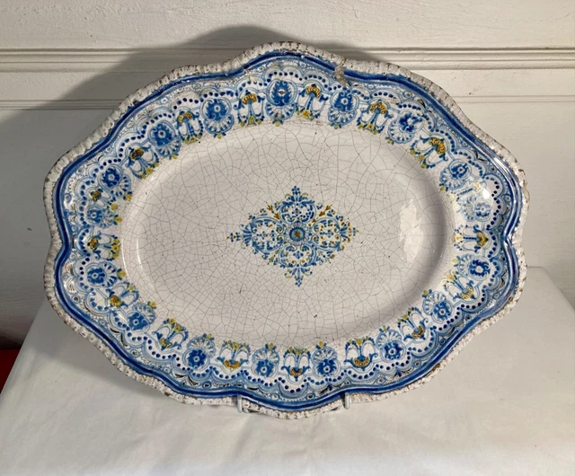 Plat en faïence ovale chantourné à décor polychrome de fleurs. 18E. Sud Ouest