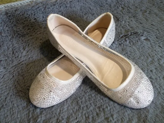 Gorgeous David’s Bridal Shoes Silver Stones Flats Size 8
