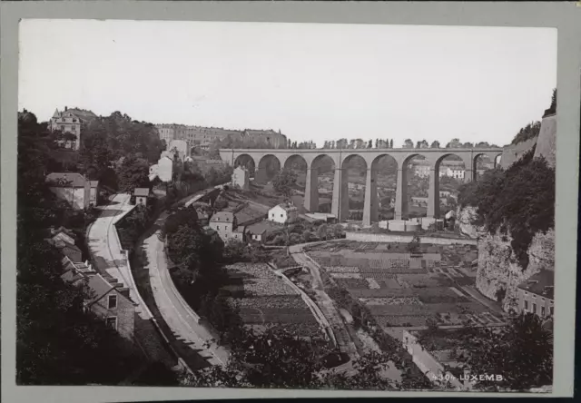 Luxembourg, la ville et le viaduc de la vallée de la Pétrusse.  Vintage silver p