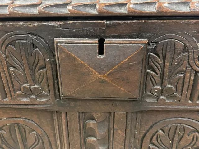 Lovely Handsome Heavily Carved Oak 18th Century Georgian Coffer 3