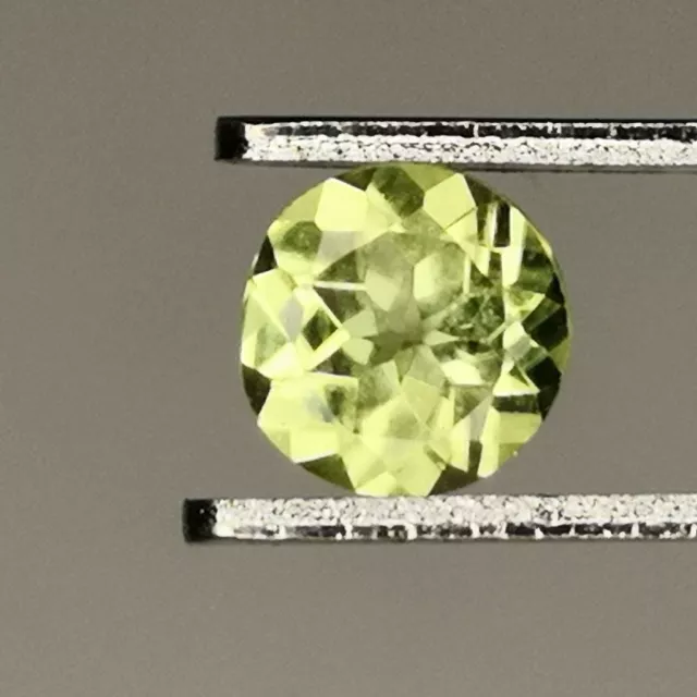 Péridot naturel d'Afrique - Rond 0.49 Carat - 5.1 x 5.1 x 2.9 mm