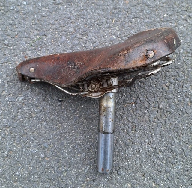 Selle De Vélo Ancienne IDÉALE 77 CYCLO TOURISTE - Cuir Et Rivets - Collection