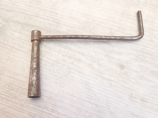Clé De Remontage Pendule Ancienne - Carrée 4/5 Mm, Métal, Origine France, Occasion
