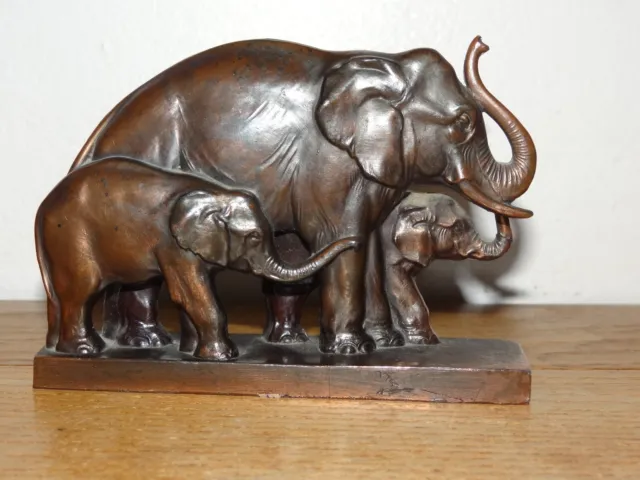 Beaux Eléphants et Eléphanteaux Trompes Levées Statuette en Métal Art Déco