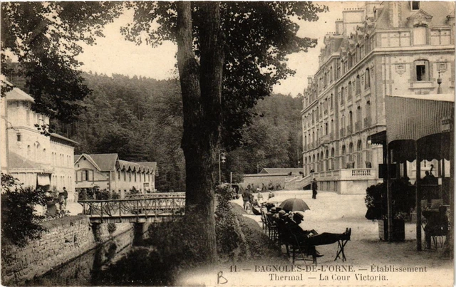CPA BAGNOLES-de-l'ORNE - Themal Establishment - La Cour Victoria (435493)