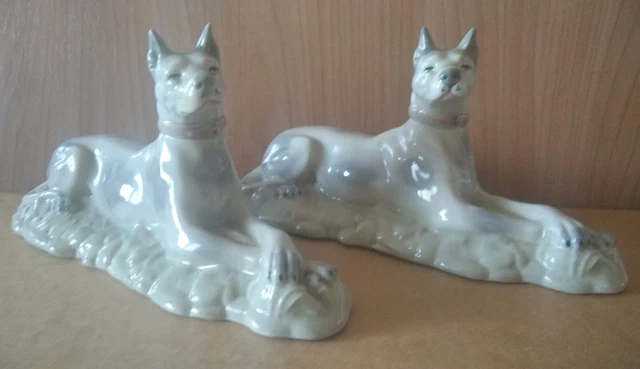 Antigua y bella figuras de porcelana, de la firma Sanbo, pareja de perros