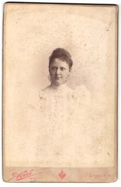 Fotografie Adèle, Wien, Graben 19, Portrait junge Dame im weißen Kleid