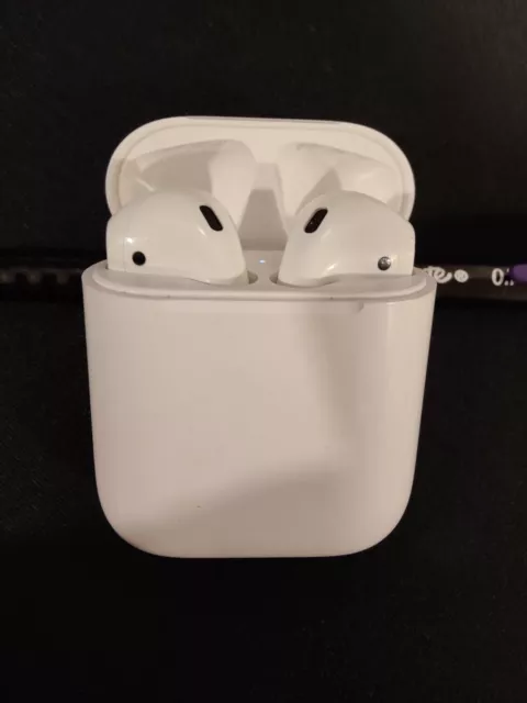 Apple AirPods (1st Generation) With Earphone Earbuds & Charging Case