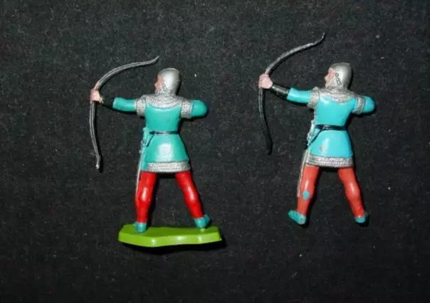 2 Britains Ltd : 2 Standing Medieval Archer Figures - Hong Kong Painted Plastic