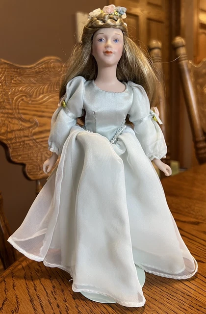 Vintage Avon 1984 Fairytale Collection Cinderella Doll 10” Tall With Stand