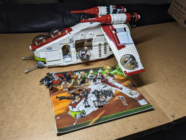 LEGO Star Wars: Republic Gunship (75021), completo al 100% con minifigure. No giallorosso