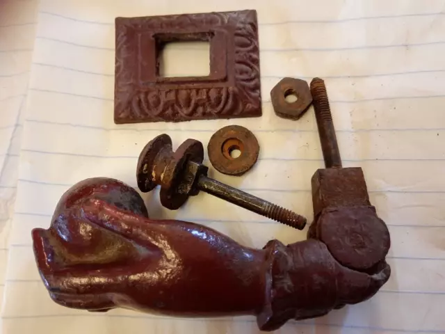 Ancien heurtoir de porte en fonte - main avec une bague