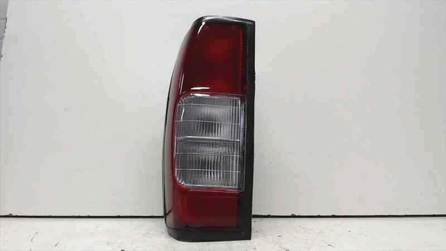 feu arriere nissan navara 2005 gauche