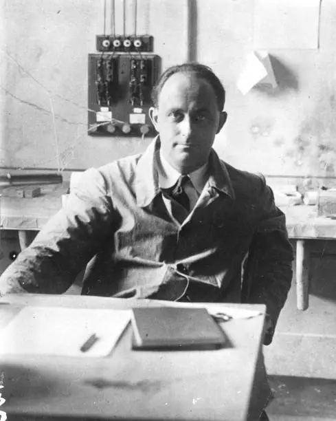 ITALIAN AMERICAN PHYSICIST Enrico Fermi sits table laboratory earl- Old ...