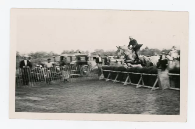 Photo  SNAPSHOT - une course hippique équitation cheval militaire cavalier 1930