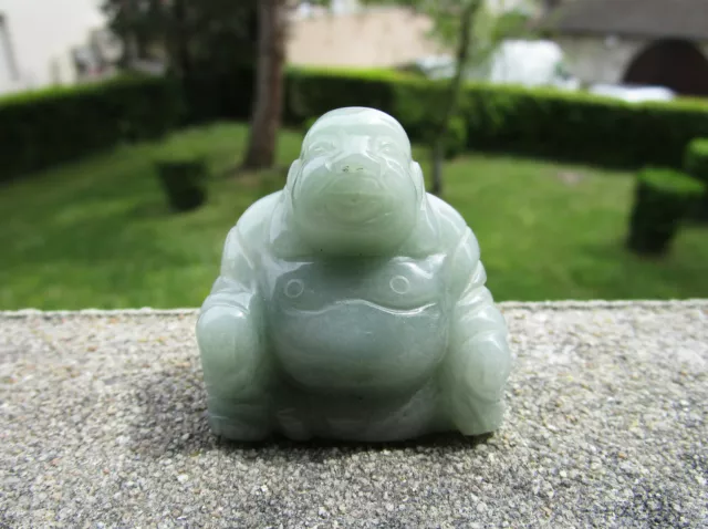 Très belle sculpture, petit Bouddha rieur en jade vert clair, en parfait état.