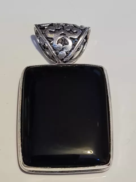 Absolutely stunning 925 silver and black onyx square pendant. Large. (535)