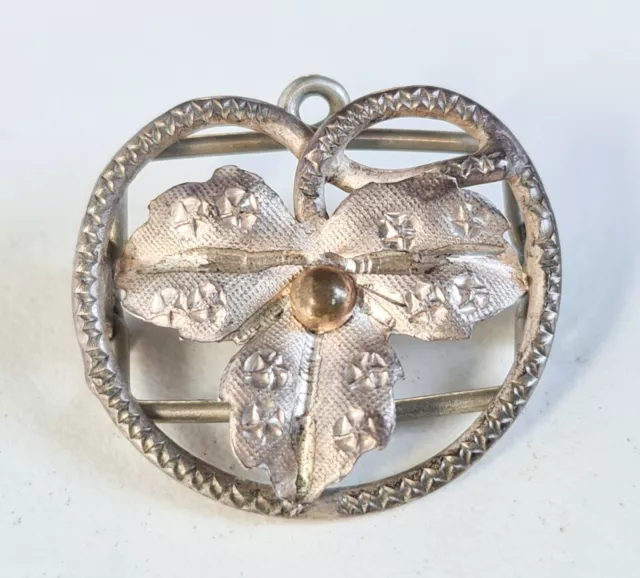 Ancien petit bijou broche en argent décor cœur et d´une feuille début 20ème