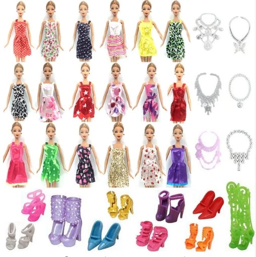 +  Lotto 26 Pezzi 10 Vestiti 10 Paia Di Scarpe 6 Collane Doll Accessori Bambole