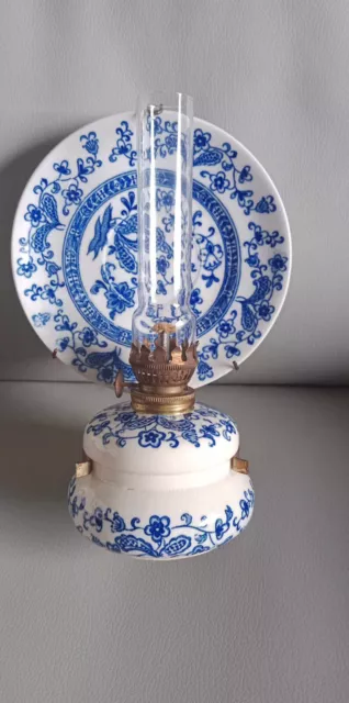 Ancienne lampe à pétrole ou huile murale avec une petite assiette