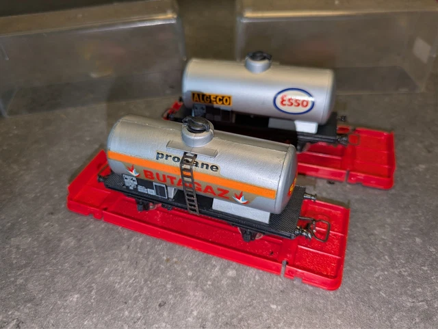 LOT DE 2 wagons un citerne PRIMAGAZ + un tombereau avec boite Hornby en