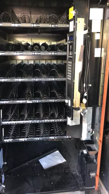 Crane snack digital vending machine for sale. Working condition 2