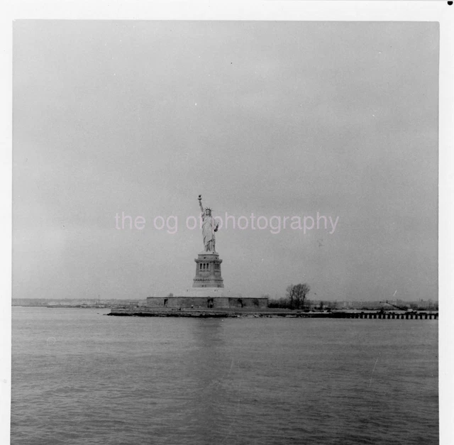 STATUE OF LIBERTY Vintage FOUND PHOTO b+w Snapshot NEW YORK 39 LA 91 O