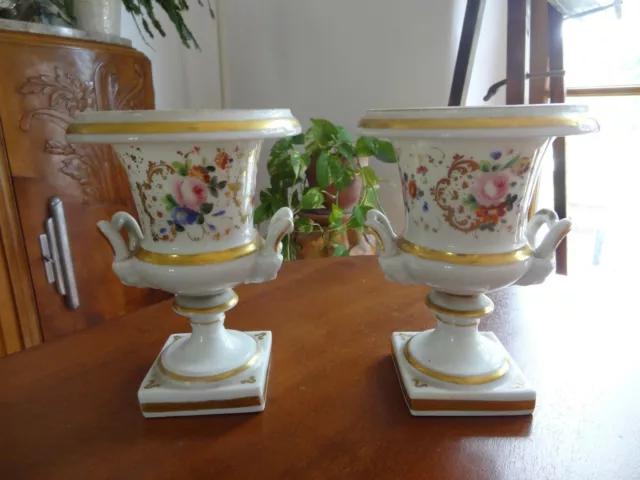 ancienne paire de vases médicis miniatures en porcelaine Vieux Paris