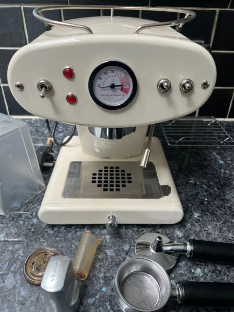 Francis Francis X1 espresso machine. Ground Coffee or ESSE pods, 2 portafilters