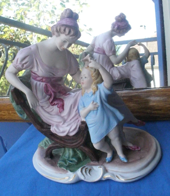 Biscuit Porcelaine du Japon, femme sur un banc