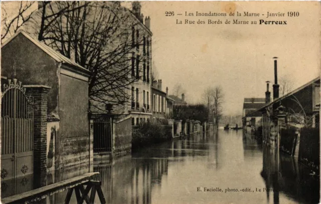 CPA La Rue des Bords de Marne au Perreux (275166)