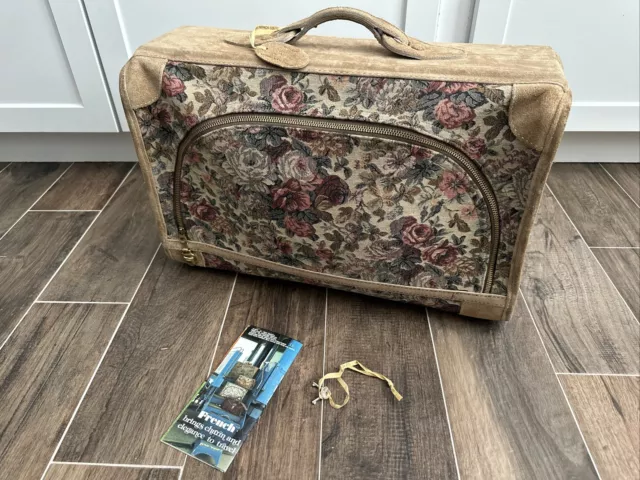 VINTAGE FRENCH LUGGAGE CO COUNTRYSIDE WITH UNICORN SUEDE TAPESTRY 25  PULLMAN