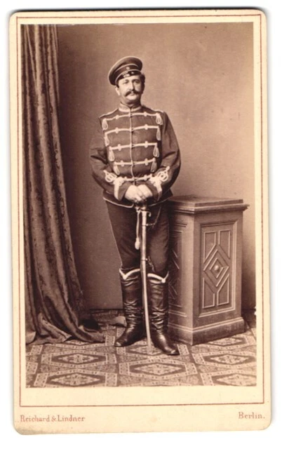 Fotografie Reichard & Lindner, Berlin, Markgrafenstr. 40, Husar in Uniform mit