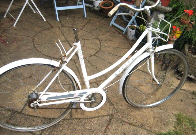 VINTAGE WHITE RALEIGH Caprice Ladies Dutch Style bike Cycle