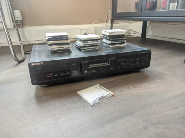 SONY MDS-JE330 Minidisc player/recorder with 25 discs (rusty bottom panel)